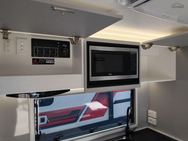 2025 New Age Caravans Road Owl Escape 21ft Bunk Ensuite RO21BE FULL COMPOSITE image