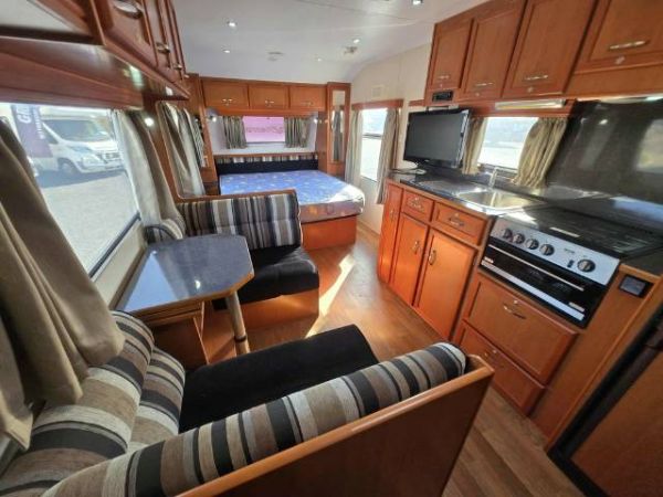 2012 Franklin Ozfactor Caravan 19' FULL ENSUITE image