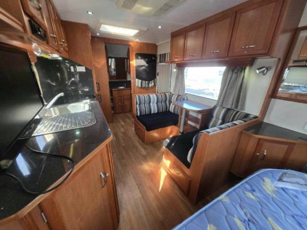 2012 Franklin Ozfactor Caravan 19' FULL ENSUITE image