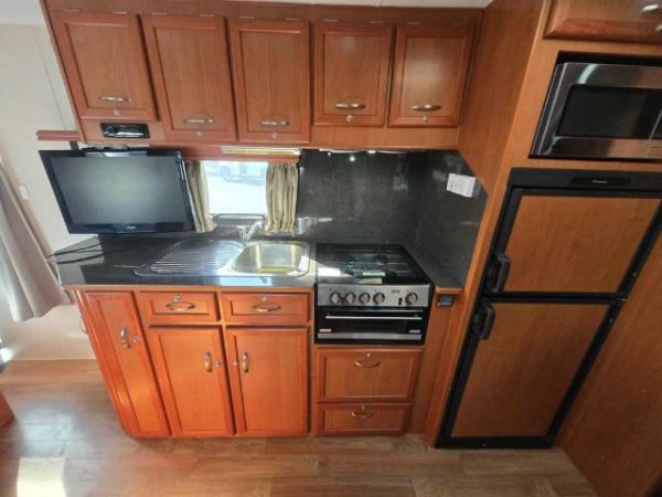 2012 Franklin Ozfactor Caravan 19' FULL ENSUITE image