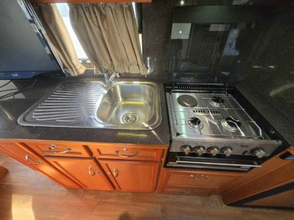 2012 Franklin Ozfactor Caravan 19' FULL ENSUITE image