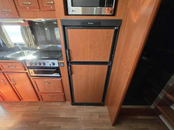 2012 Franklin Ozfactor Caravan 19' FULL ENSUITE image