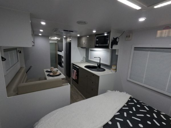 Eminence 21'6 Front Bunk image