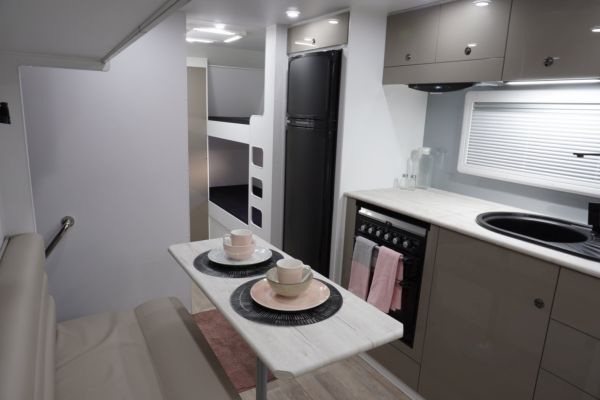 Eminence 21'6 Front Bunk image
