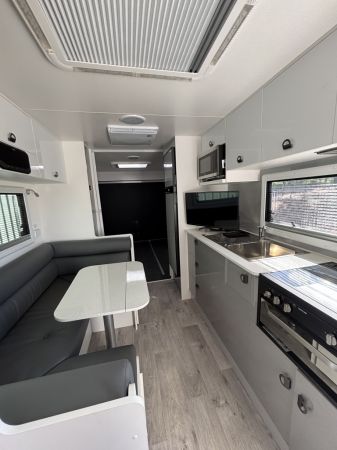 2020 New Age Xtreme Utility XU22BC Toy Hauler image