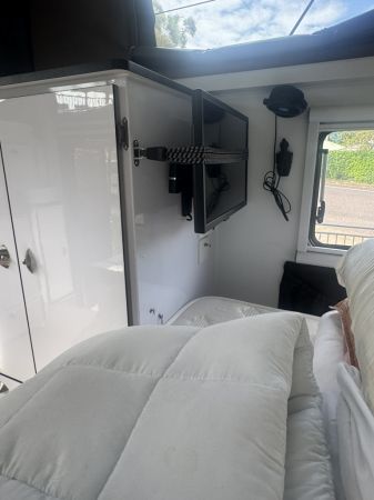 2022 Altitude Ascent 13X Hybrid Caravan image
