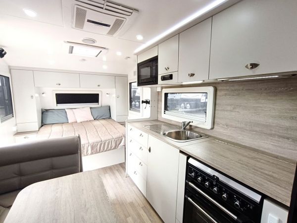 2021 Franklin RAZOR Full Caravan image