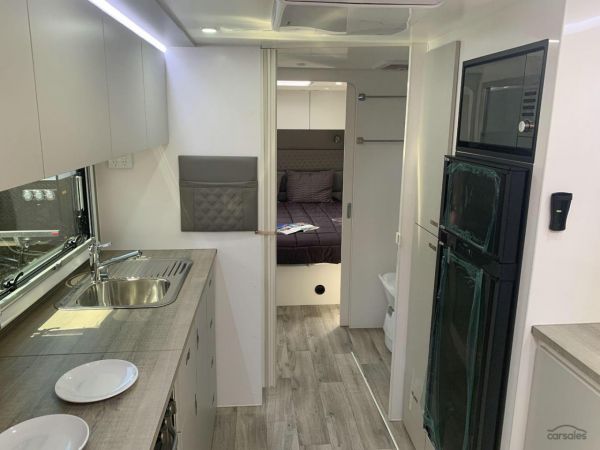 2025 Essential Caravans Cruiser V10 22'10' image