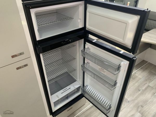 2025 Essential Caravans Cruiser V10 22'10' image