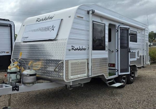 2015 Roadstar Voyager Caravan image