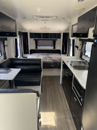 2015 Magestic Knight Caravan image