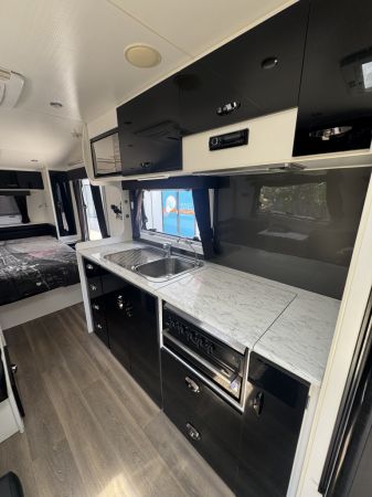 2015 Magestic Knight Caravan image