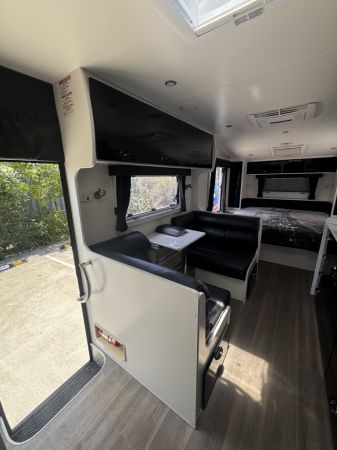 2015 Magestic Knight Caravan image