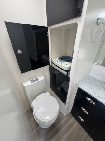 2015 Magestic Knight Caravan image