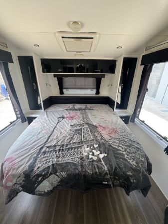 2015 Magestic Knight Caravan image