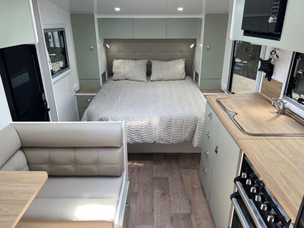 2025 Olympic Marathon 18'6 Caravan image