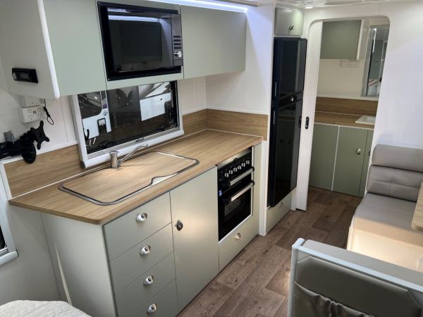 2025 Olympic Marathon 18'6 Caravan image