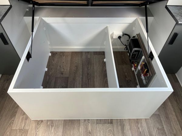 2023 Victory Trophy Series Bunk Bed Caravan image