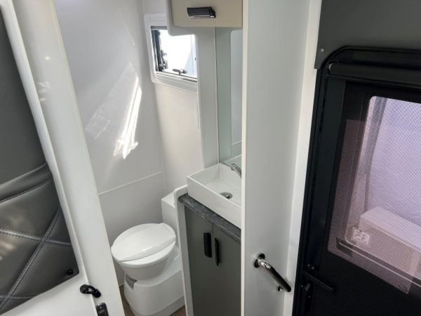 2023 Victory Trophy Series Bunk Bed Caravan image