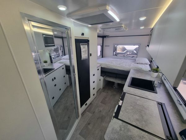 2025 Royal Flair Razor Xt Caravan RXT16'6-2E image