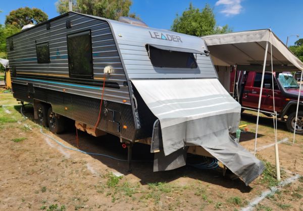 2015 LEADER GOLD Caravan image