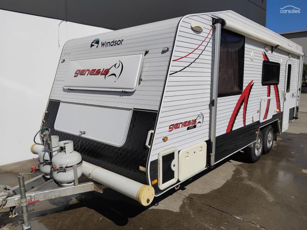 2013 Windsor 19.6FT Couples van Island bed, separate toilet and shower image