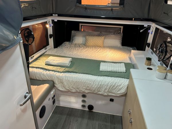 2025 Jawa Lowdown 13 Cupboard Hybrid Pop Top image