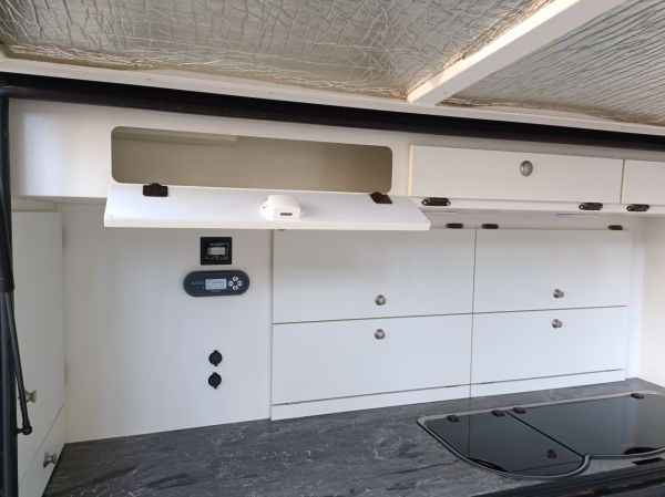 2020 Lifestyle Reconn R4 SE Hybrid Caravan image