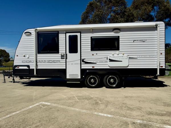 2014 Paramount COMMANDER Caravan image