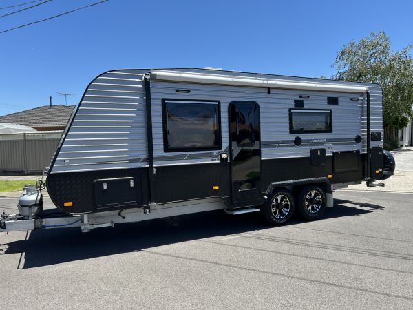 2018 Crusader Excalibur Nobleman Caravan image