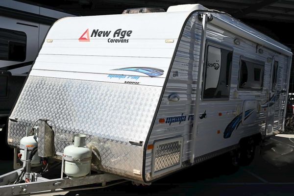 2015 New Age Manta Ray Mr19E Caravan image