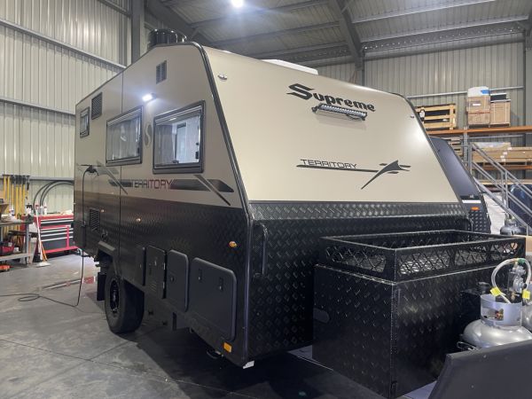 2025 Supreme 1560_C_K1E3_S Territory Hybrid Hybrid Caravan image