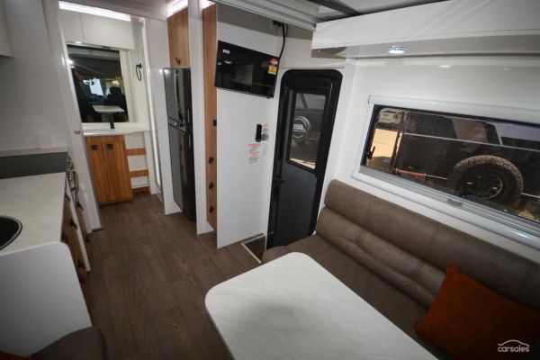 2025 Windsor Daintree Renault 2 Berth image