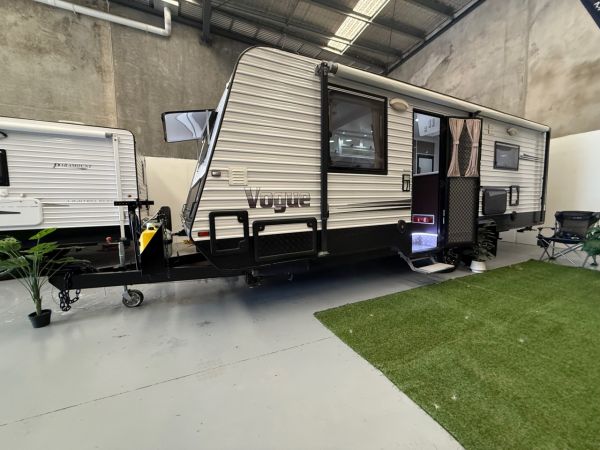 2014 Paramount VOGUE Full Caravan image