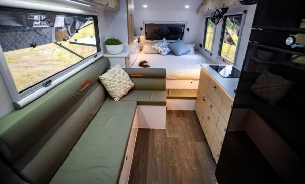 2025 Jawa Tarwarri Escape Hybrid Caravan image