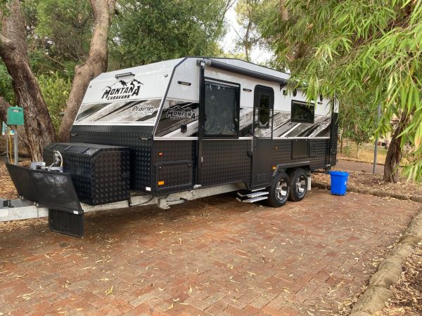2022 Montana Prairie Full Caravan image