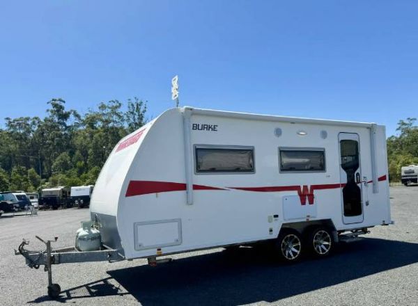 2016 Winnebago Burke 580B Caravan ISLAND BED image