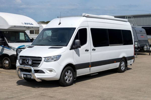 2018 Custom 2 Berth Mercedes Campervan Campervan image
