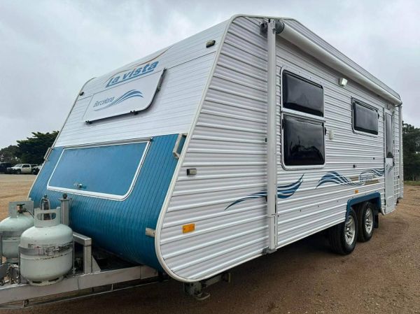 2010 La Vista Caravan image