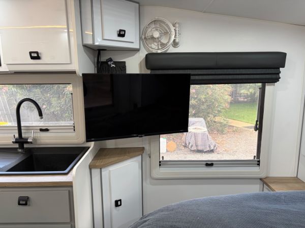 2021 JB Caravans 20'6 Scorpion Sting Rd Cafe Off Road Caravan image