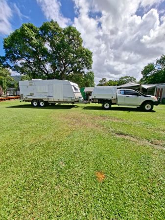 2010 Montana Select Model Caravan image