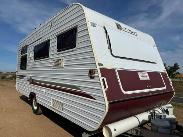 2002 Canterbury Signature Series Caravan image