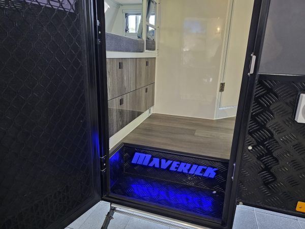 Viper 13DL Hybrid Caravan image