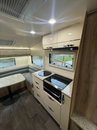 2018 Avan Jensen Caravan image