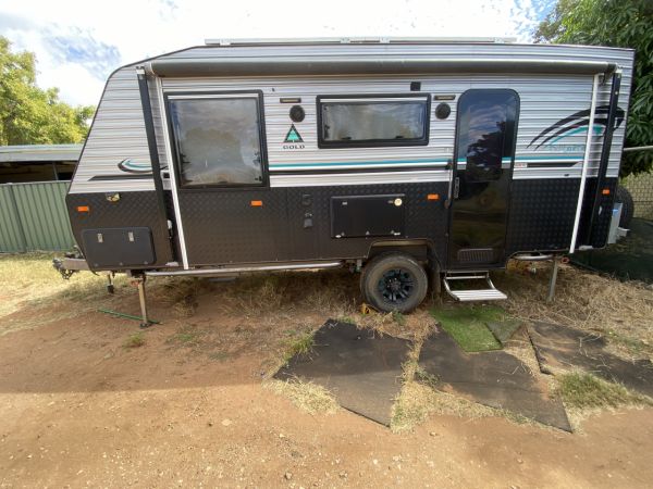 2019 LEADER GOLD Caravan image