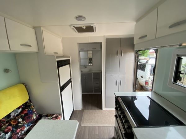 2019 LEADER GOLD Caravan image