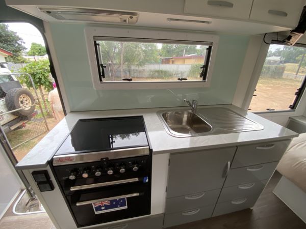 2019 LEADER GOLD Caravan image