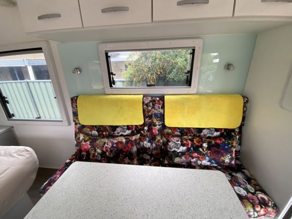 2019 LEADER GOLD Caravan image