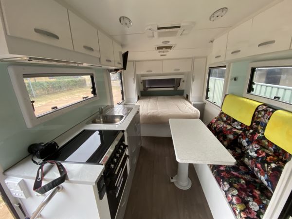 2019 LEADER GOLD Caravan image