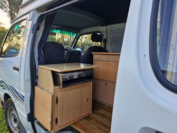 2001 Toyota Hiace Hitop Campervan image